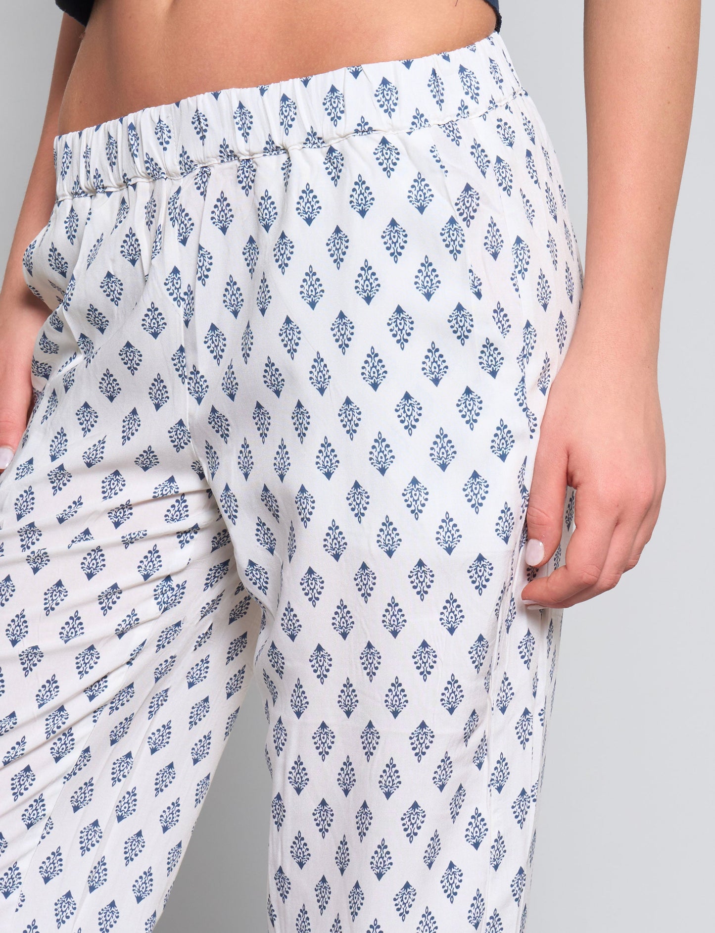 Pantalone leggero panna con stampe blu