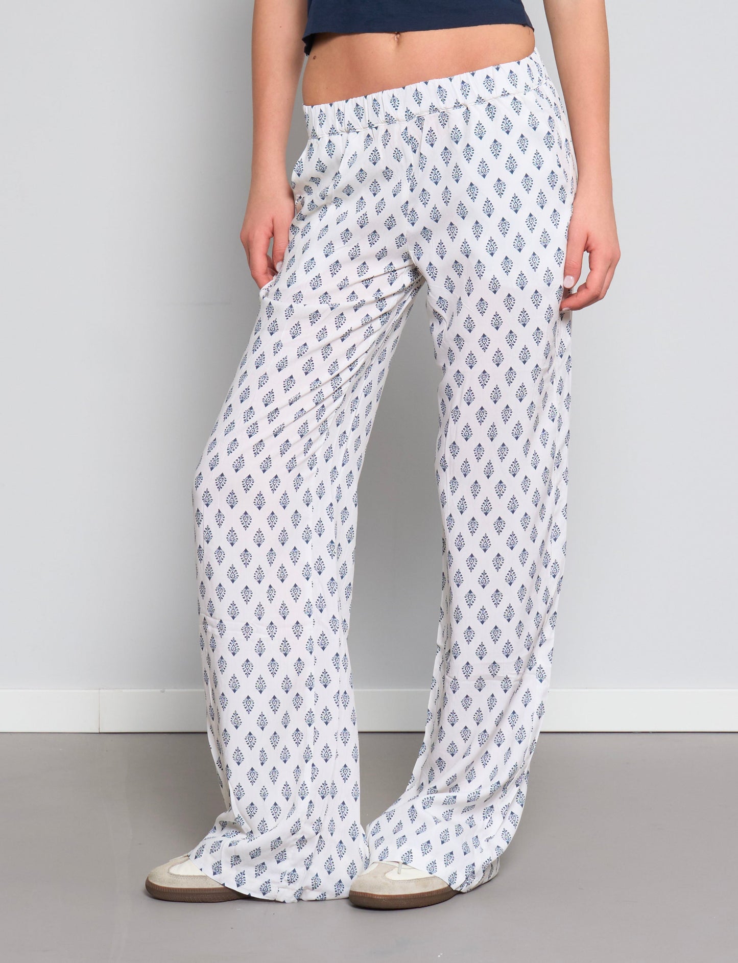 Pantalone leggero panna con stampe blu