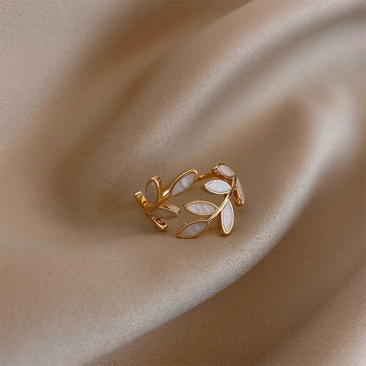 Anillo Ajustable de Hoja con Ópalo Blanco Puro