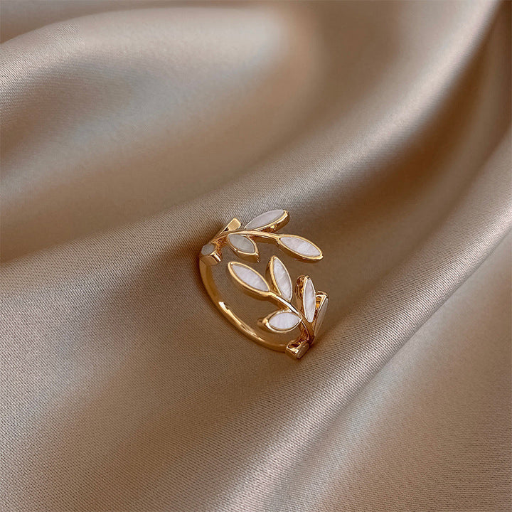Anillo Ajustable de Hoja con Ópalo Blanco Puro