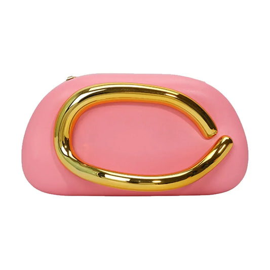 Bolso de mujer de piel sintética con asa metálica y correa extraíble.