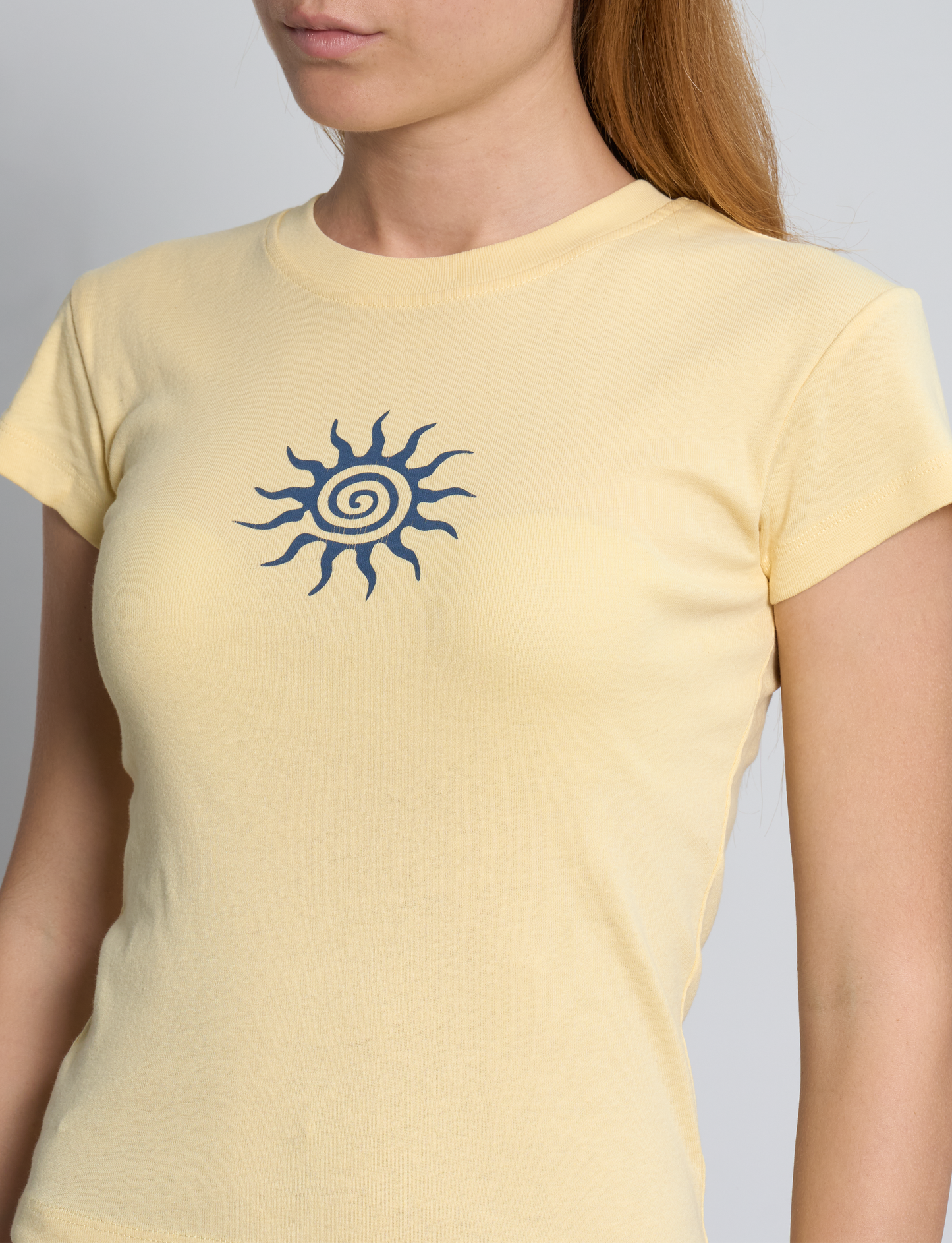 T-shirt gialla con stampa sole
