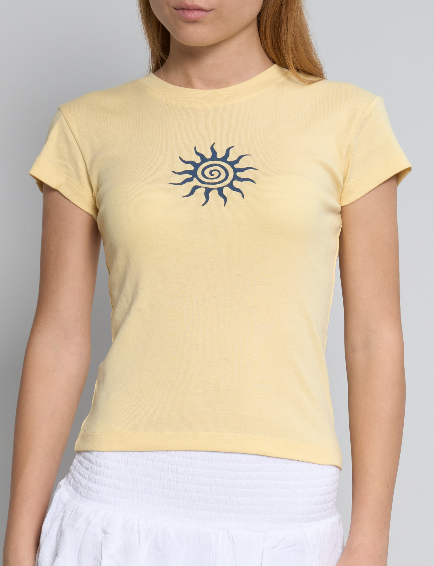T-shirt gialla con stampa sole