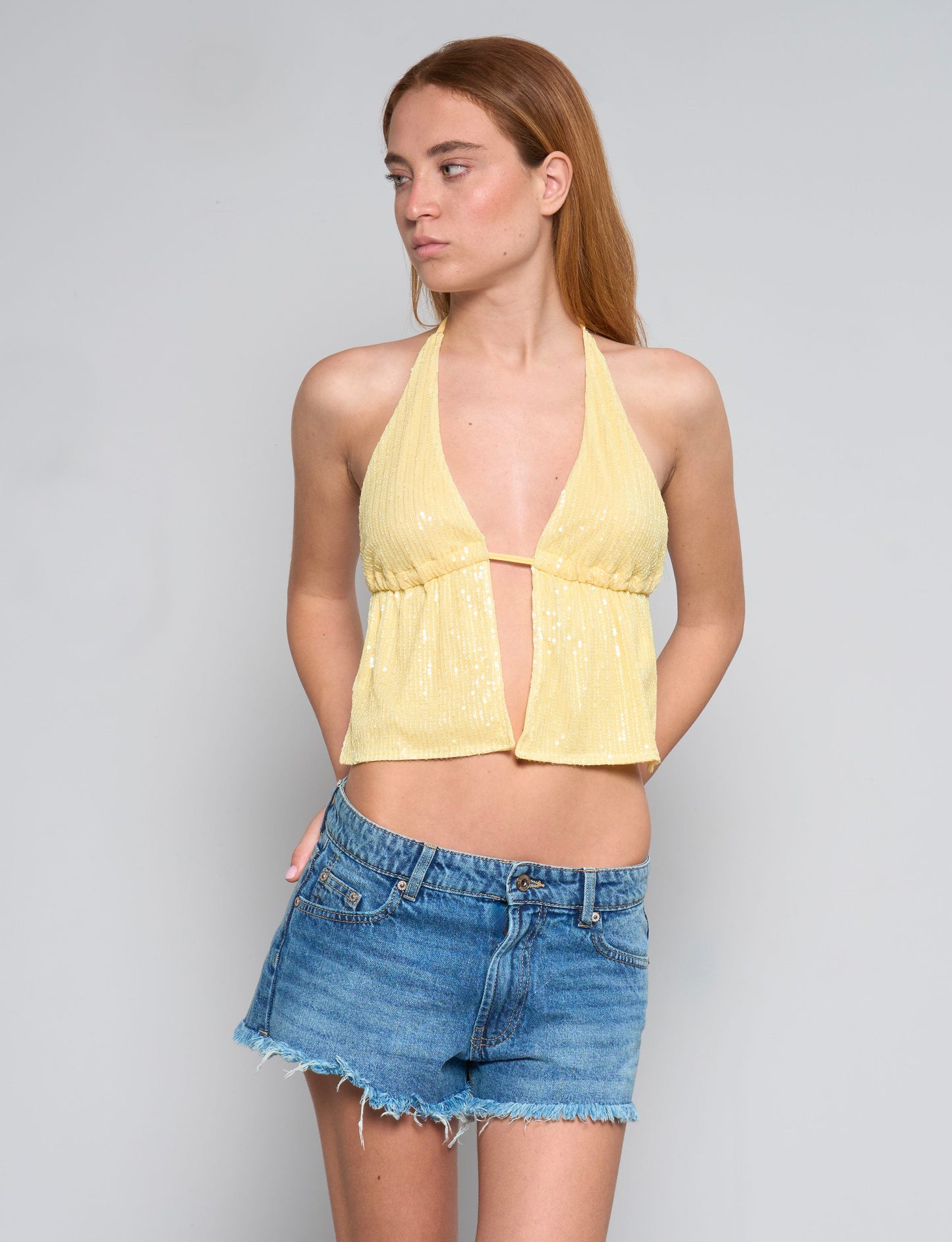 Top giallo in paillettes con schiena scoperta