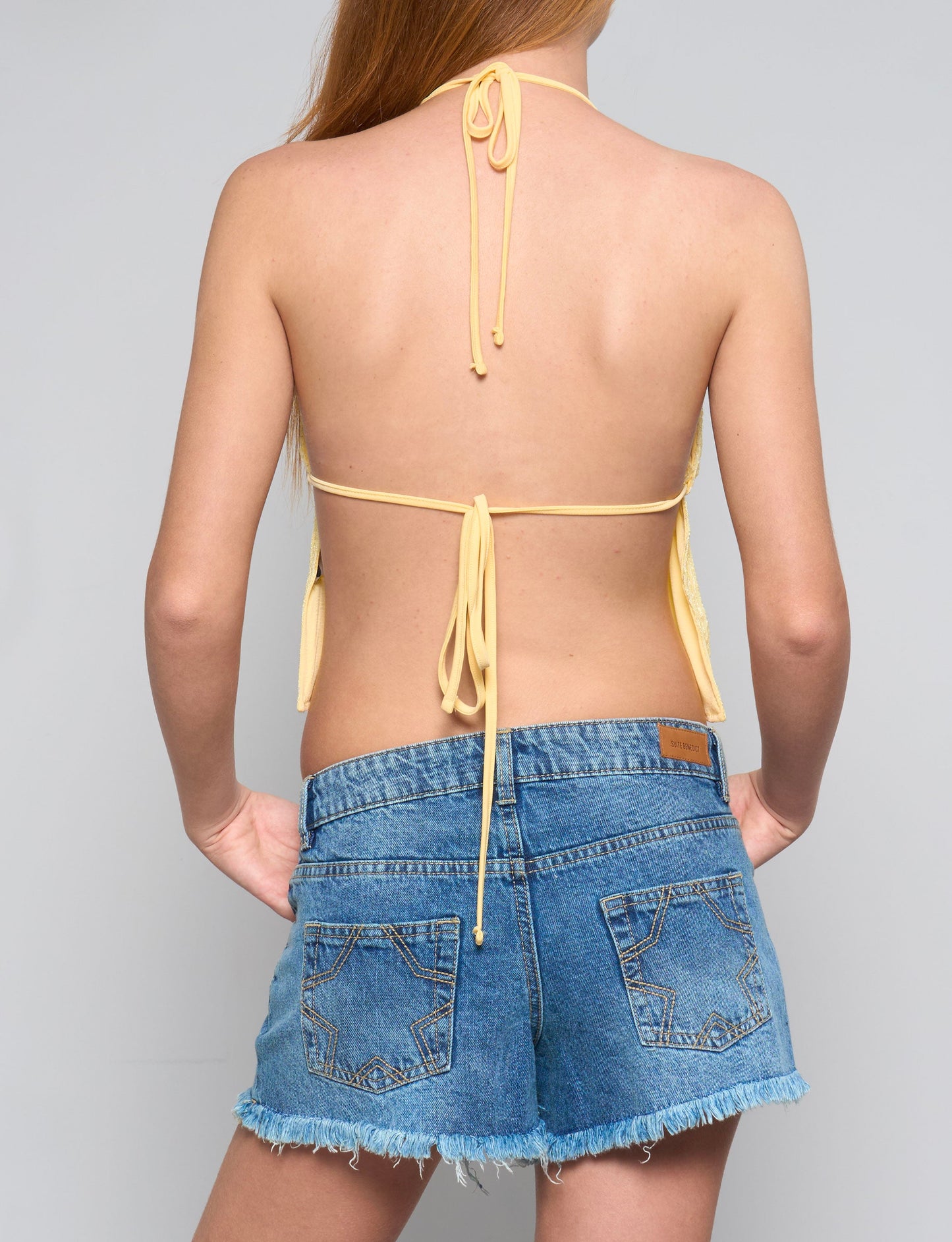 Top giallo in paillettes con schiena scoperta