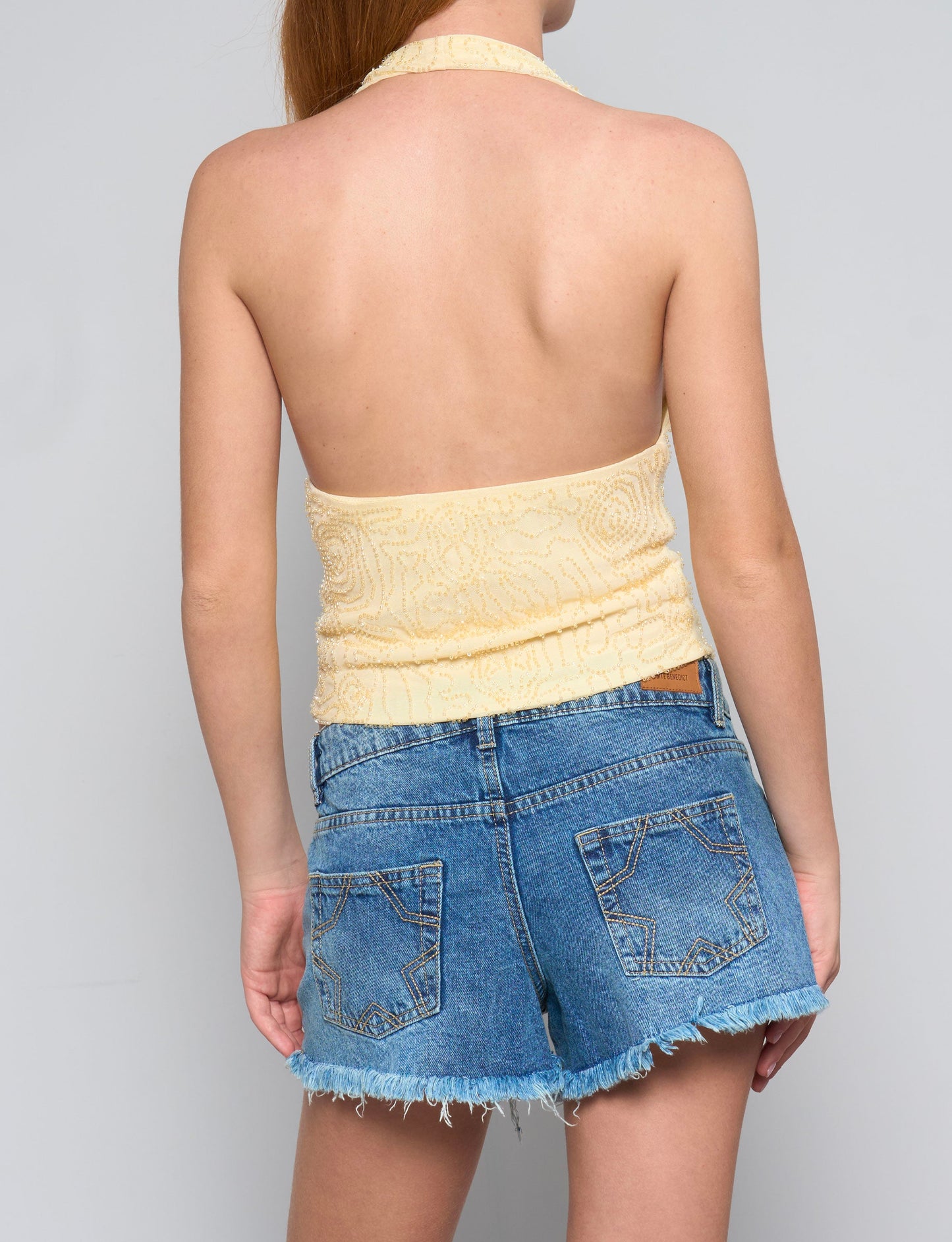Top halter giallo ricamato con perline