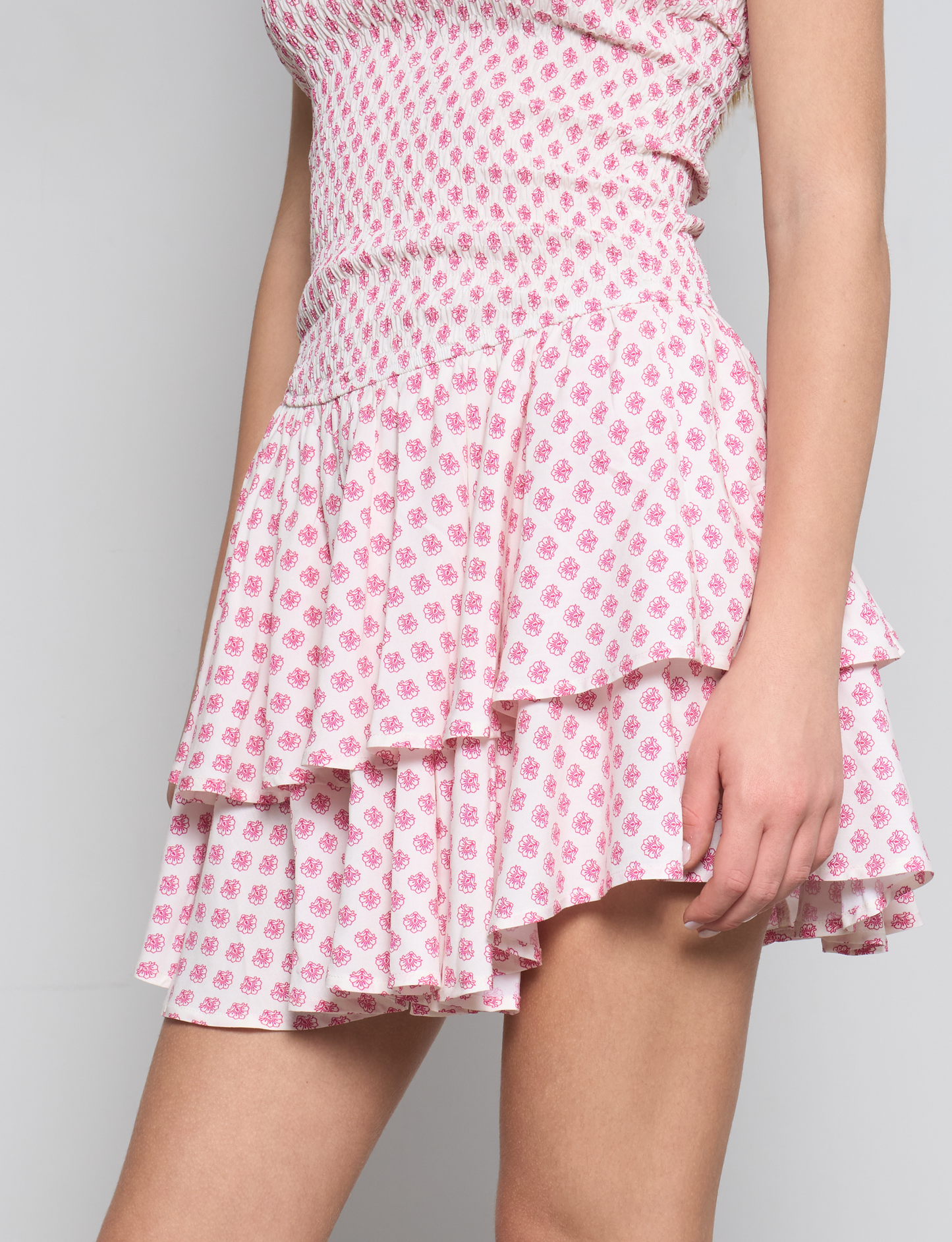 Vestito corto panna con gonna a balze e stampe rosa