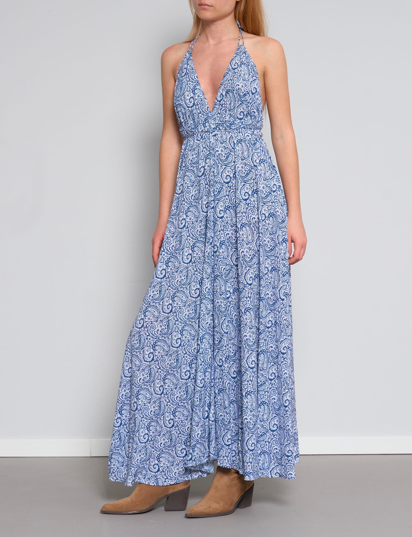 Vestito lungo a fantasia blu con schiena scoperta