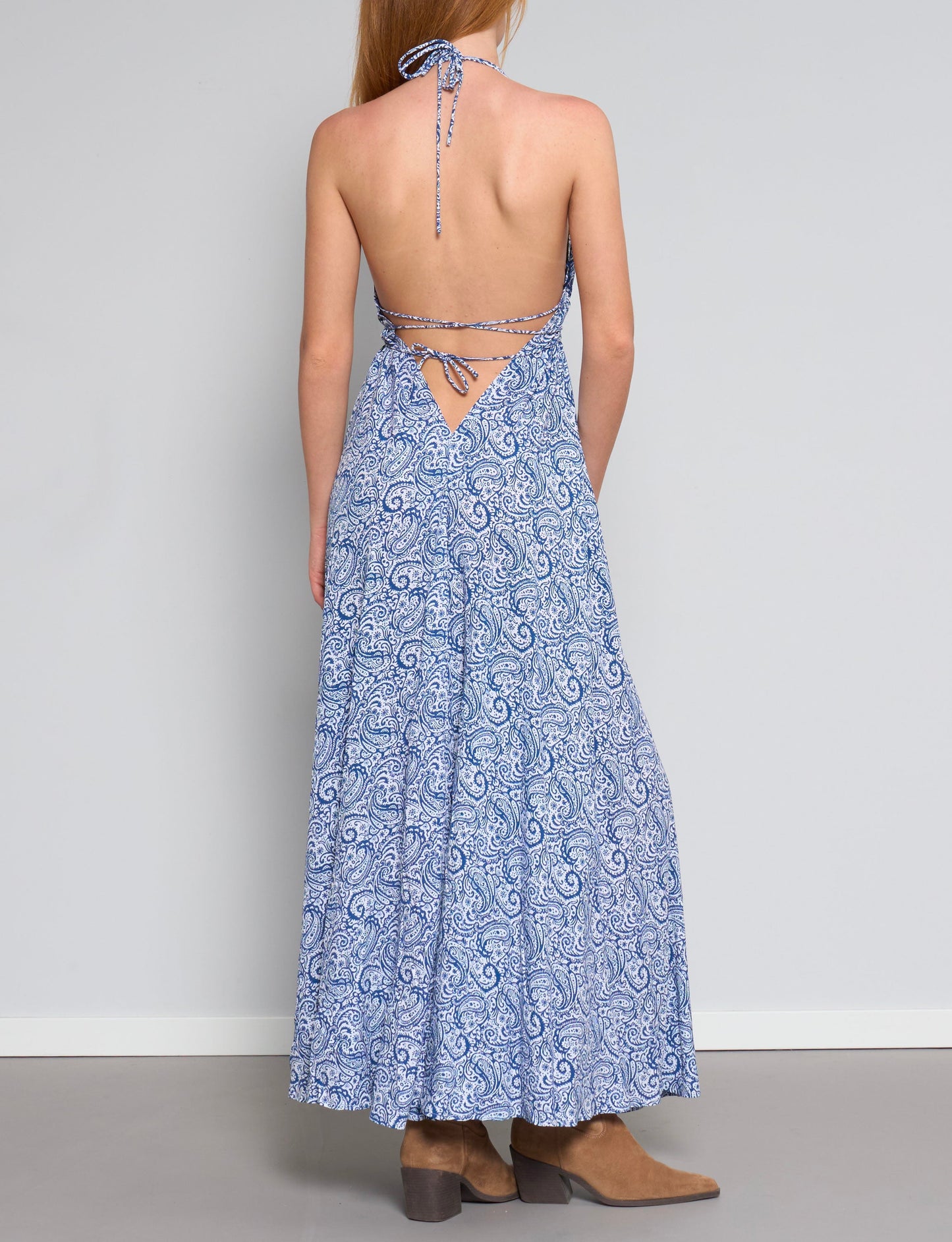Vestito lungo a fantasia blu con schiena scoperta