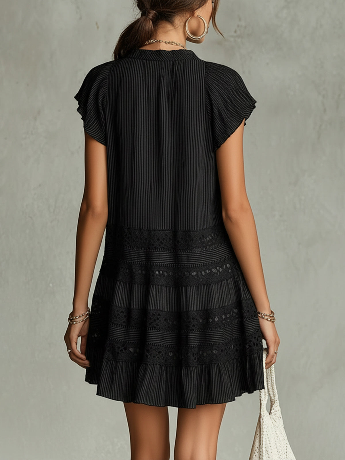 Raquel | Minivestido negro a rayas con encaje y volantes