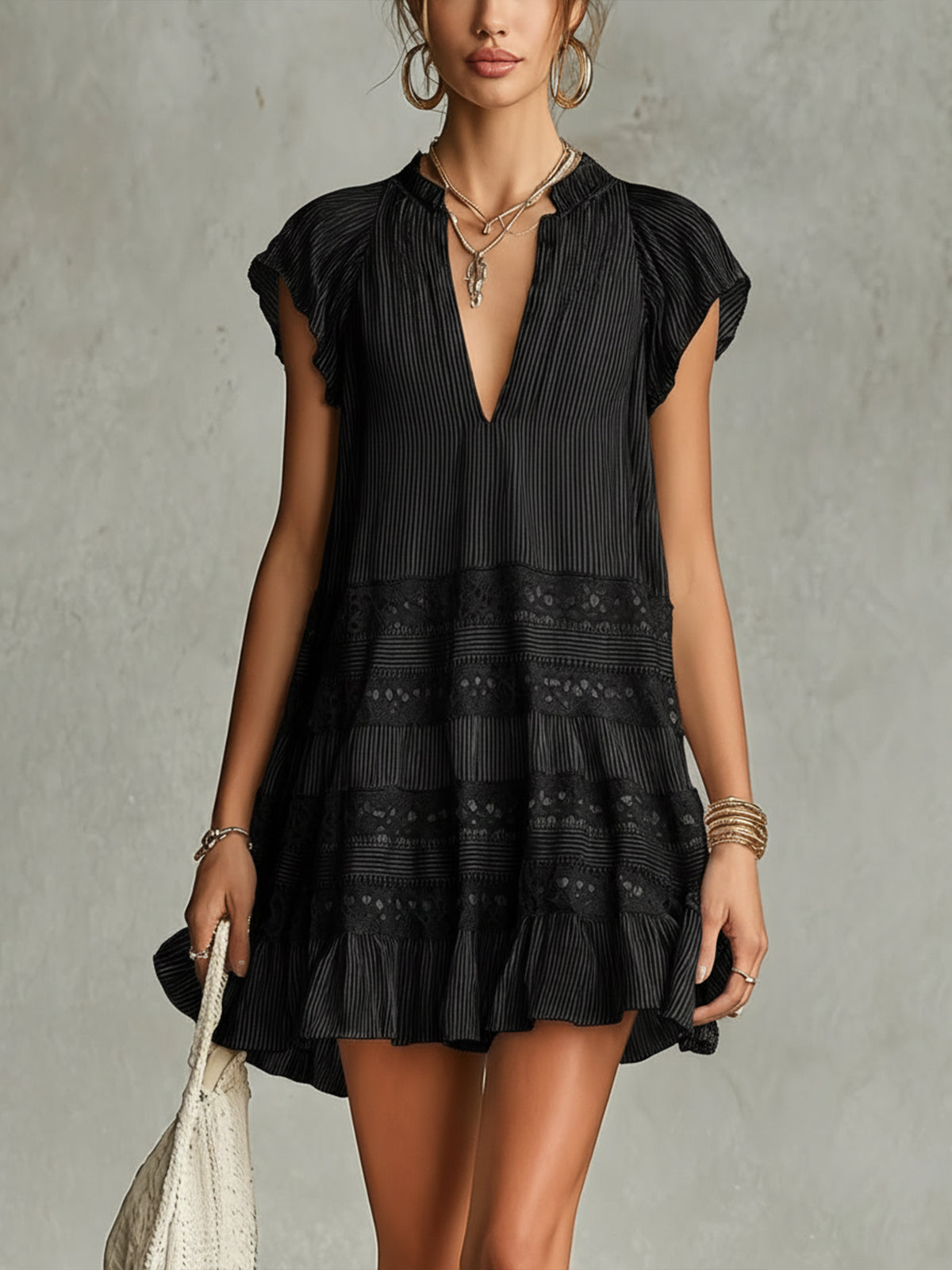 Raquel | Minivestido negro a rayas con encaje y volantes