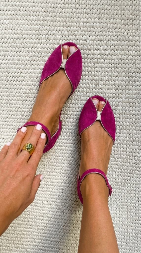 Elegante Ballerinas aus Wildleder mit metallischen Akzenten und offener Spitze