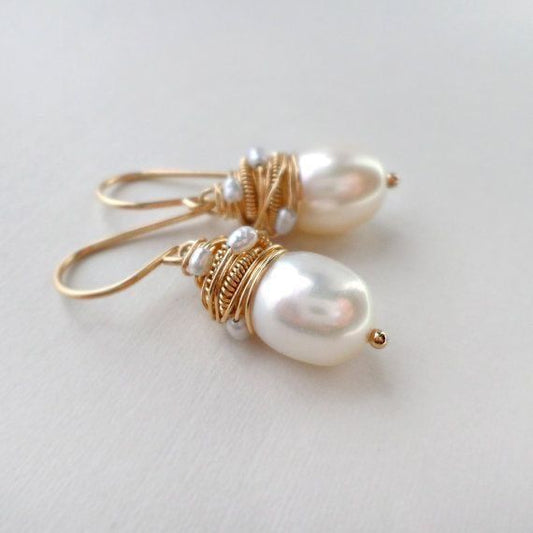 Pendientes vintage de perla con hilos dorados