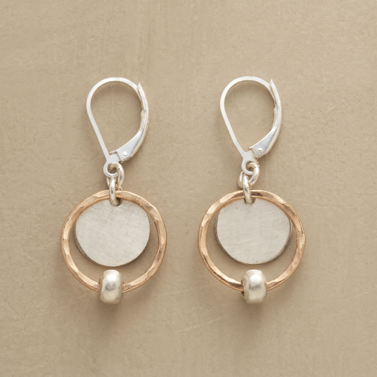 Pendientes de Perla Dorados y Plateados con Estilo