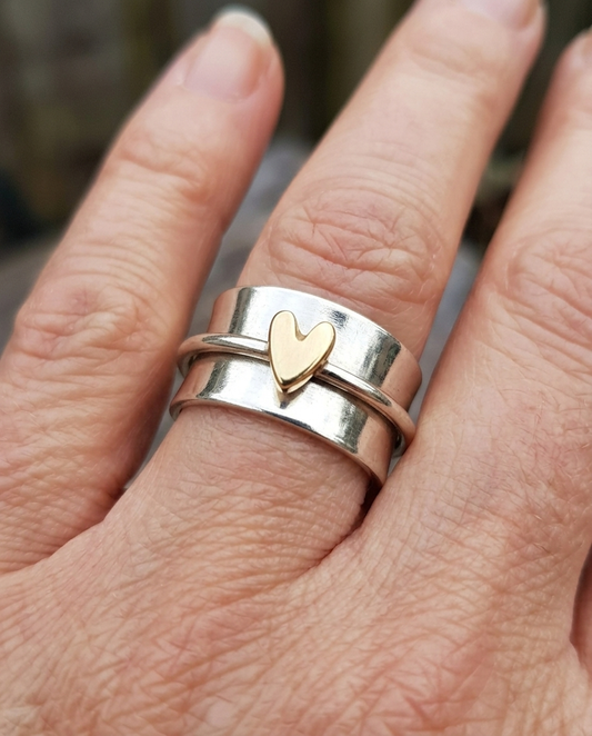 Anillo Plateado Vintage con Corazón Dorado