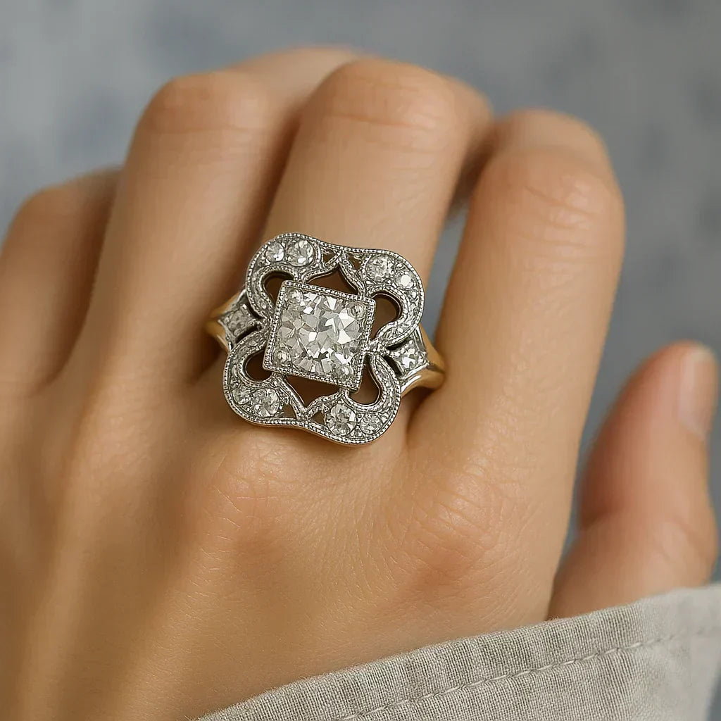 Anillo Dorado Vintage con Circonita