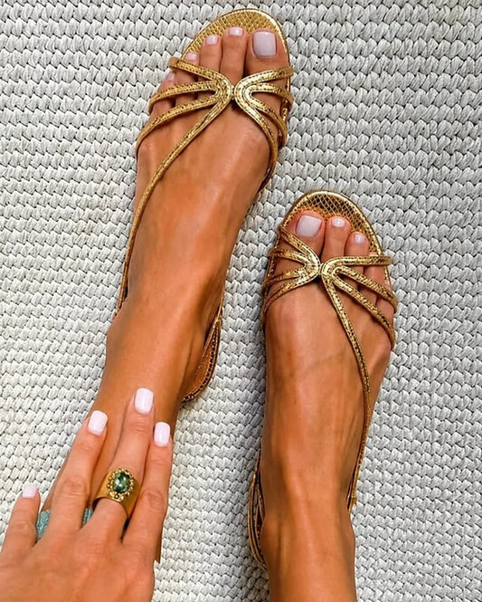 Sandalias con tiras y acabado metálico brillante