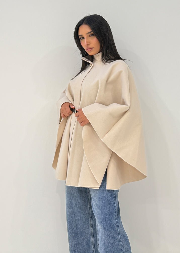 Abrigo corto beige con cinturón