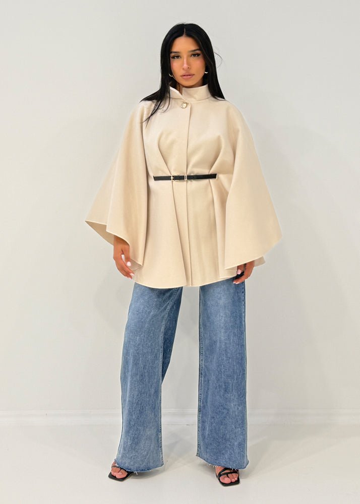 Abrigo corto beige con cinturón