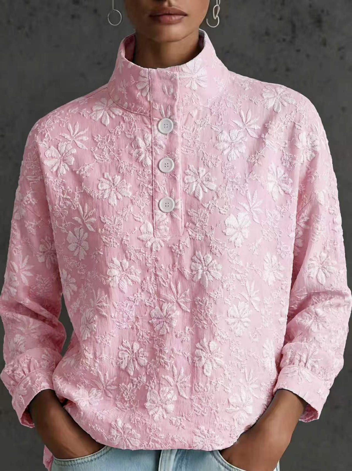 Blusa elegante de cuello alto con textura floral