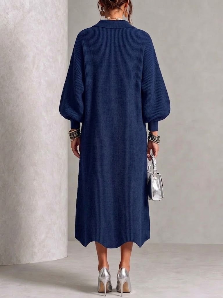 Vestido largo de punto con gran hebilla metálica, cuello de solapa y mangas farol