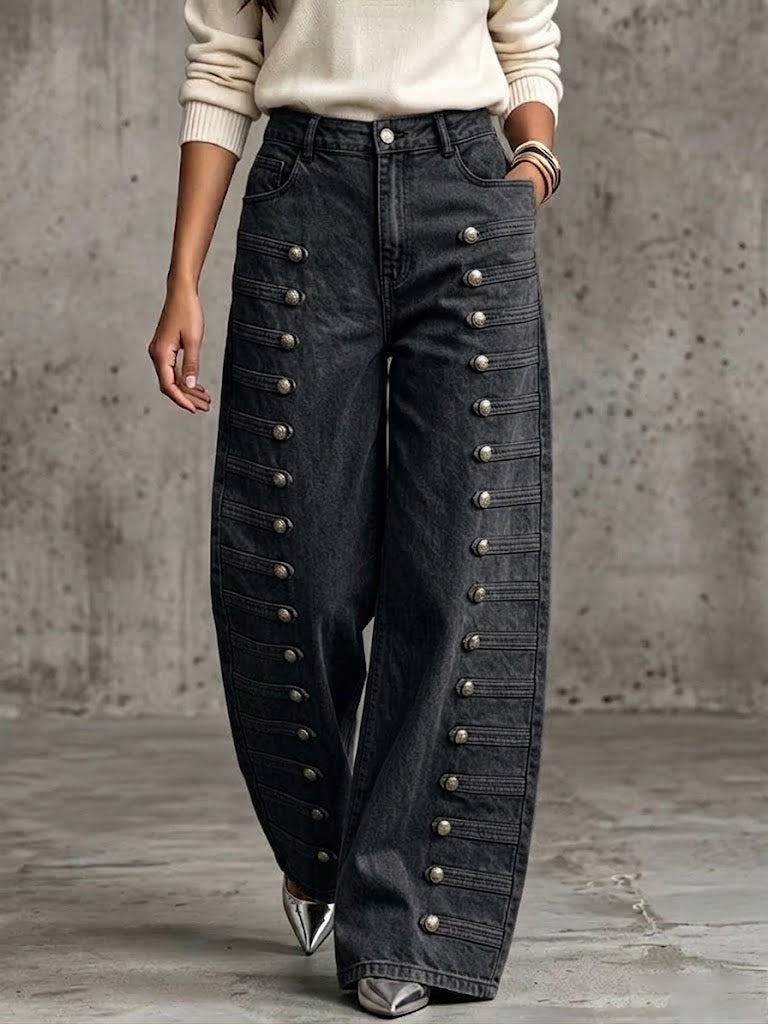 Vaqueros de estilo militar con botones metálicos