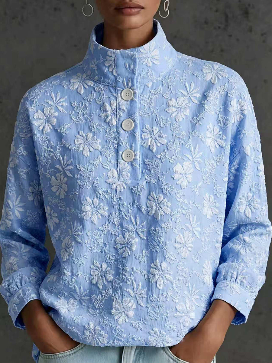 Blusa elegante de cuello alto con textura floral