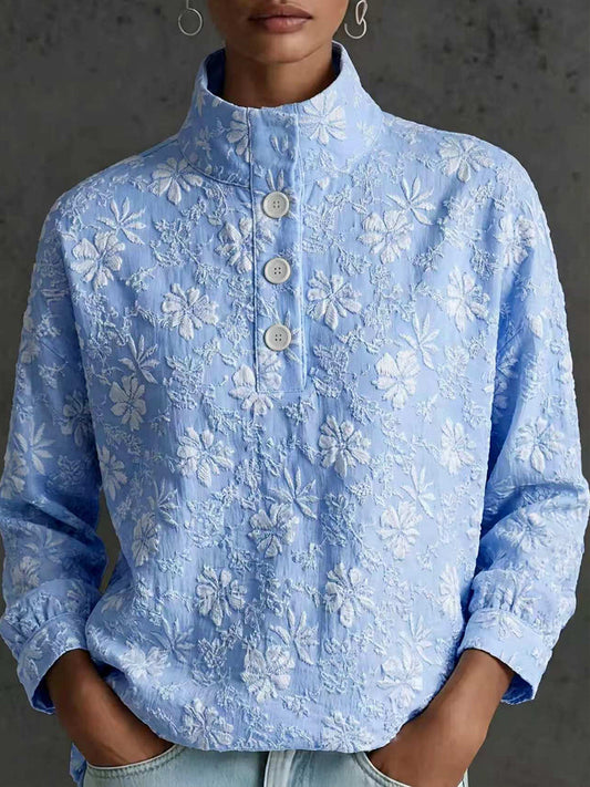 Blusa elegante de cuello alto con textura floral