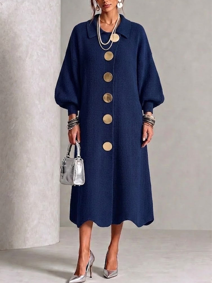 Vestido largo de punto con gran hebilla metálica, cuello de solapa y mangas farol
