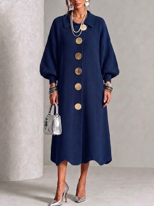 Vestido largo de punto con gran hebilla metálica, cuello de solapa y mangas farol