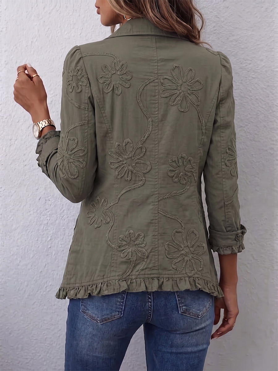 Chaqueta utilitaria boho-chic con bordados florales y ribete de volantes
