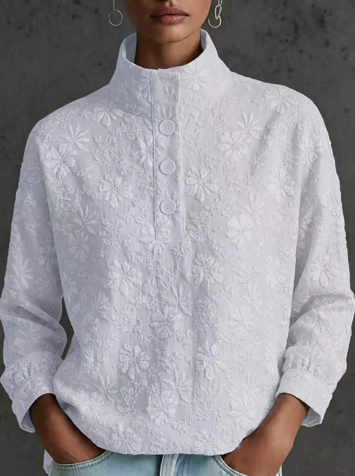 Blusa elegante de cuello alto con textura floral
