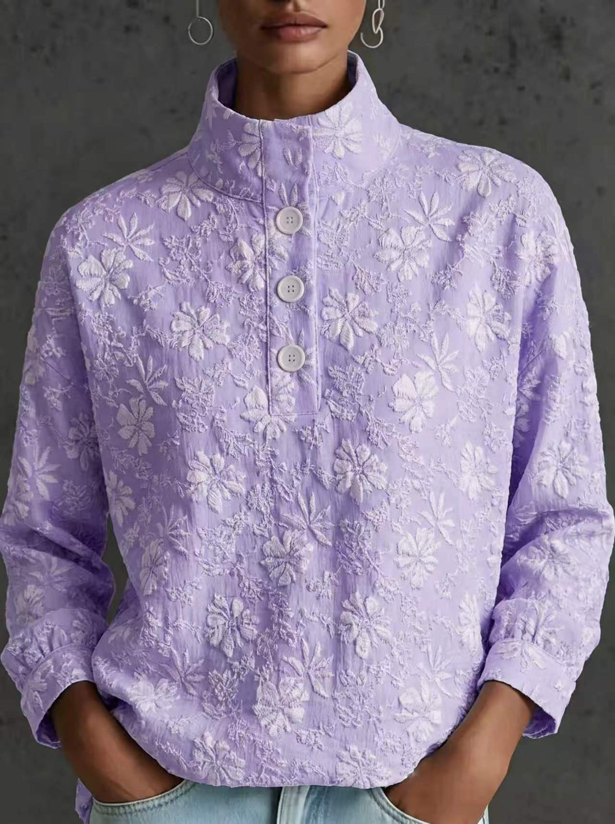 Blusa elegante de cuello alto con textura floral